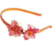 線(xiàn)條優(yōu)雅的萊恩茜娜 韓版發(fā)飾中的美少女與珠寶風(fēng)